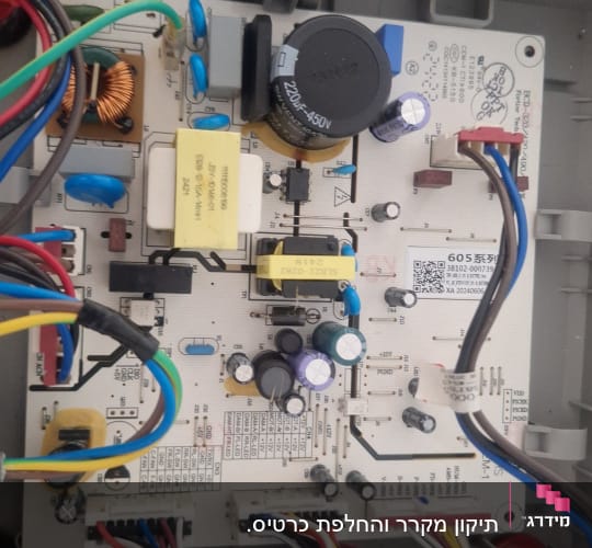לוח חשמל עם חוטים צבעוניים ומרכיבים אלקטרוניים